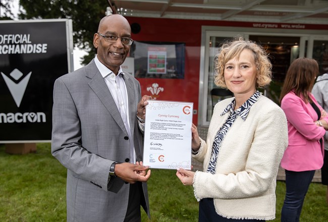 Welsh Language Commissioner presenting the Cynnig Cymraeg certificate to the Welsh Rugby Union